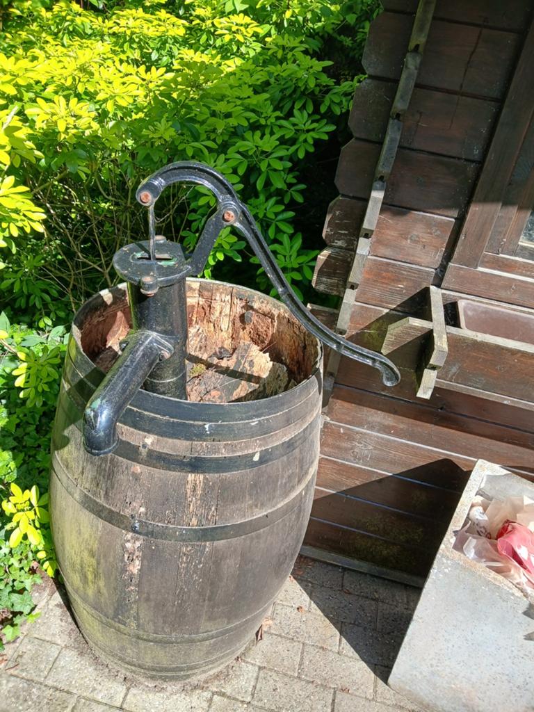3 oude waterpompen, Ophalen