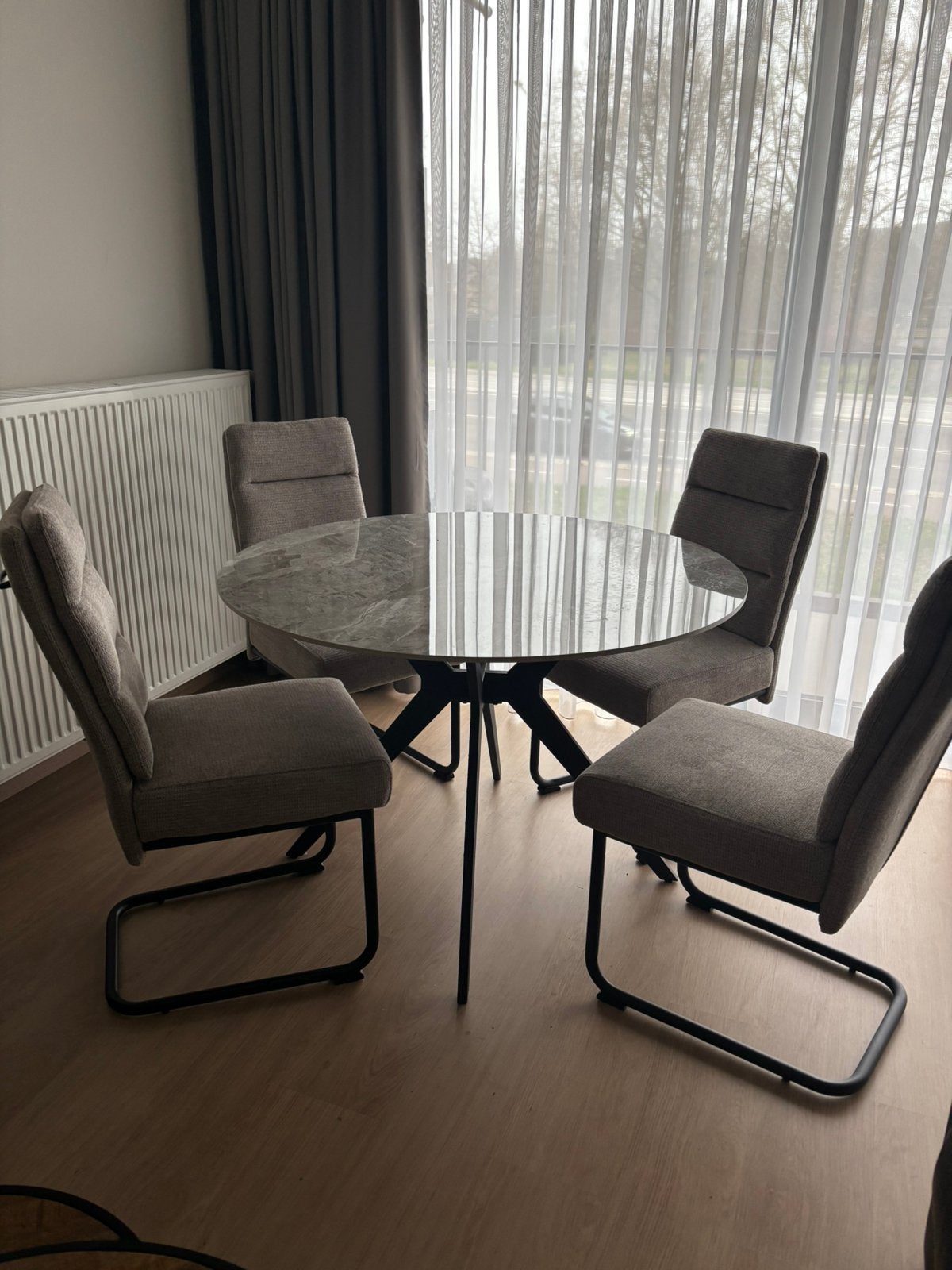 Table ronde et 4 chaises assorties, Enlèvement, Comme neuf, Gris