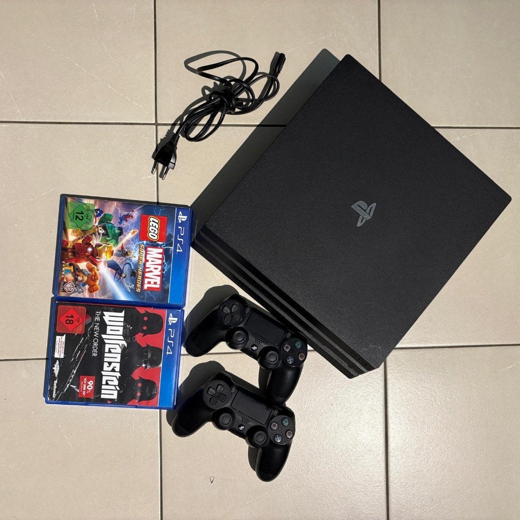 PlayStation 4 pro + 2 manettes, Enlèvement, Utilisé, 1 TB, Pro