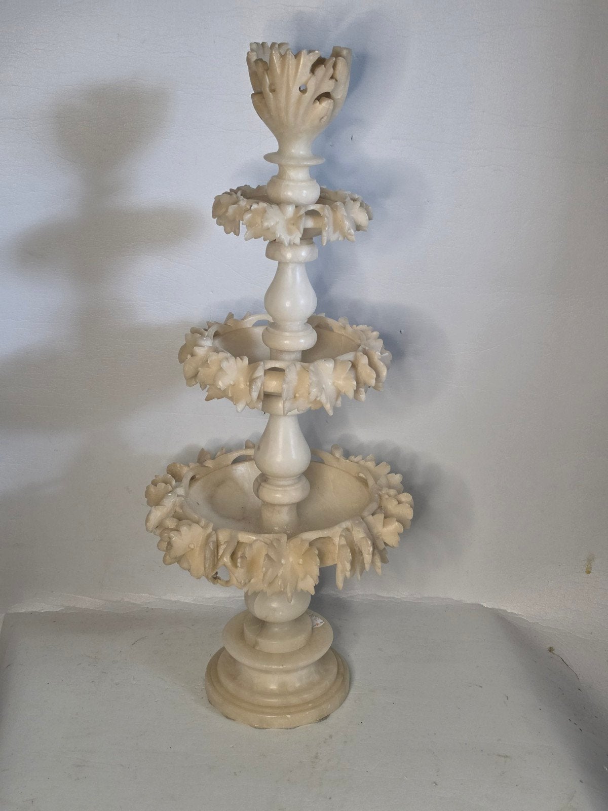 Stunning carved alabaster three tier centerpiece tazza, Antiek en Kunst, Ophalen of Verzenden