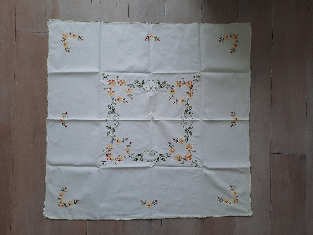 Retro tafeldoek / geborduurd / 80 X 80 / handwerk, Ophalen of Verzenden