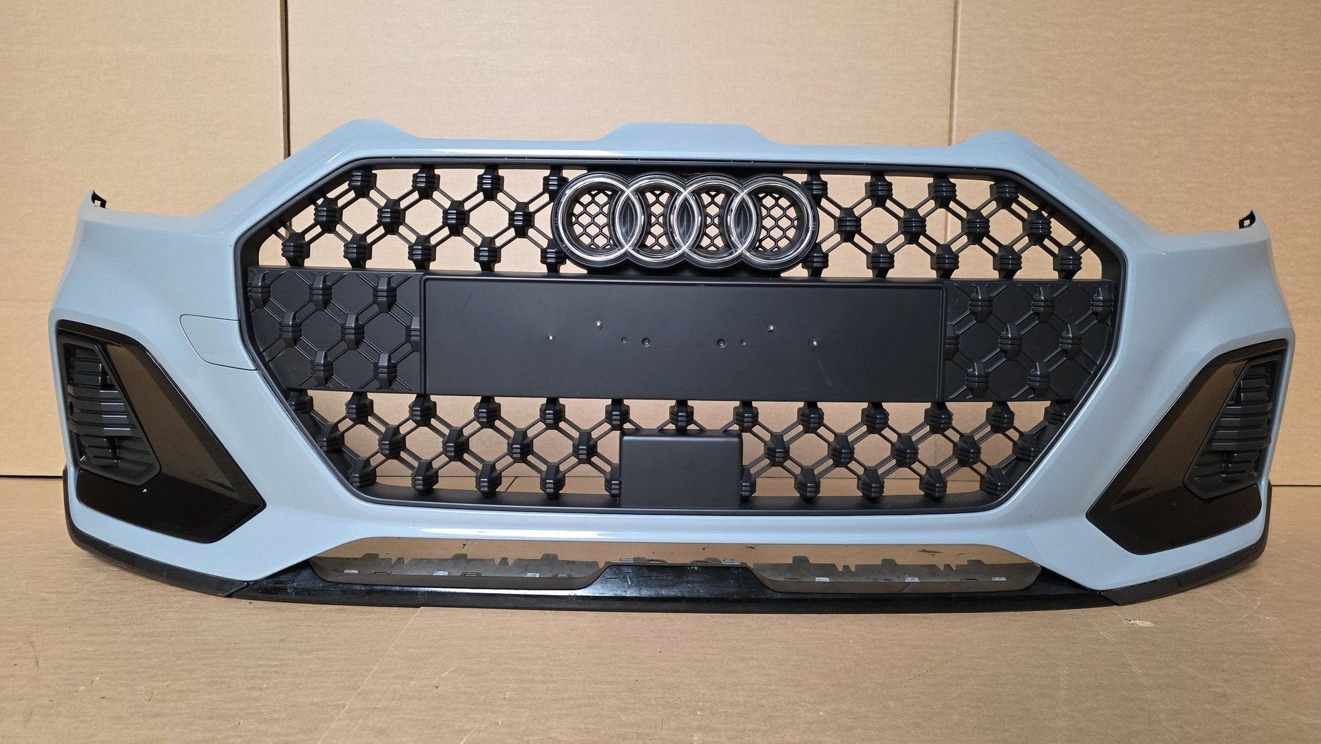 Voorbumper Audi A1 82A CITY CARVER 82A807437K ALLSTREET Z7W, Auto-onderdelen, Gebruikt, -, Voor, Bumper