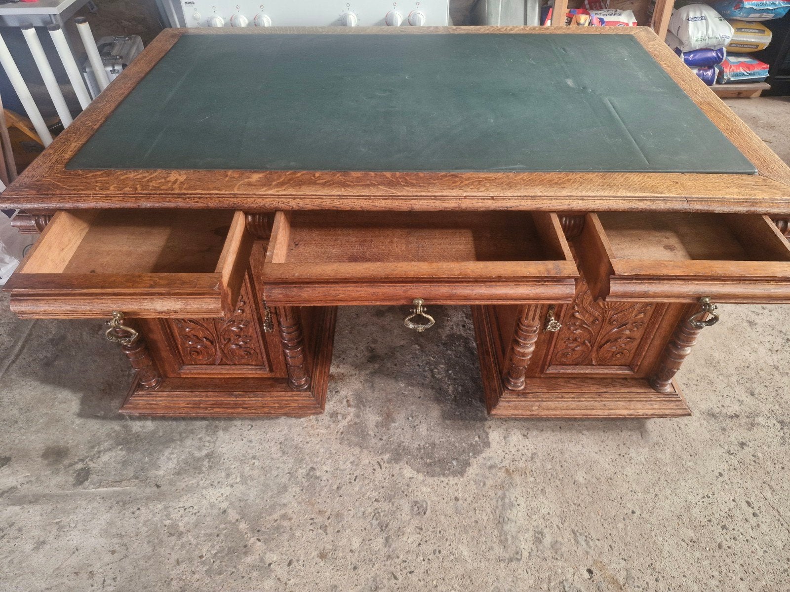 Bureau ancien en chêne de style Renaissance et feutre vert, Enlèvement