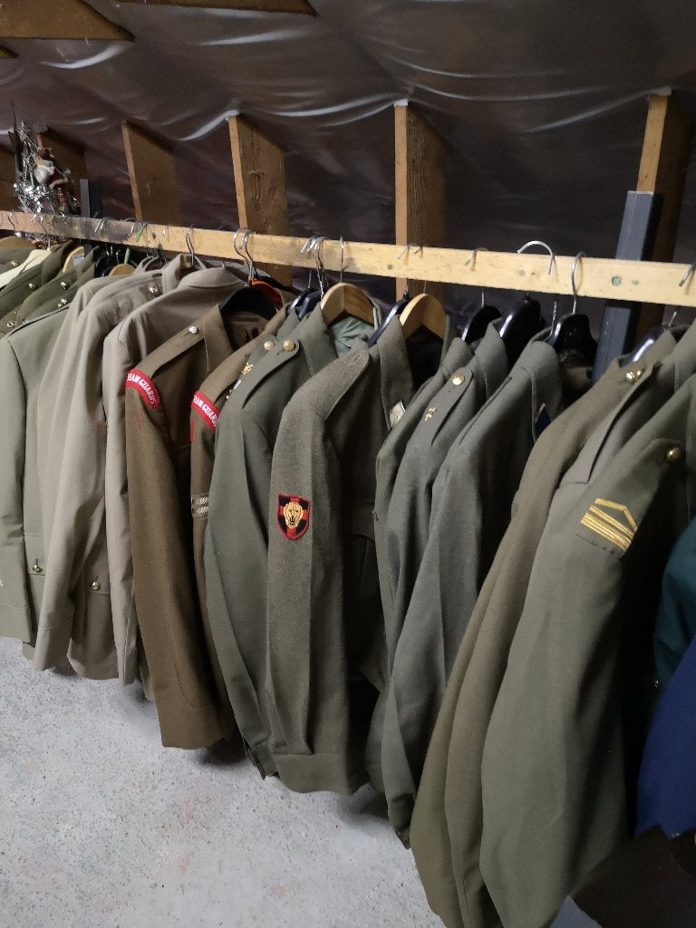 groot lot legeruniformen, Verzamelen, Ophalen, Landmacht, Kleding of Schoenen
