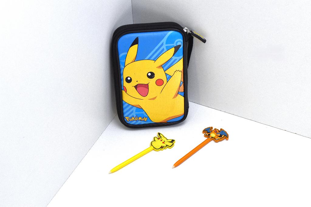 Pokemon 3DS hoesje + Charizard en Pikachu STOKJES | RARE, Games en Spelcomputers, Games | Nintendo DS, Ophalen of Verzenden, Gebruikt