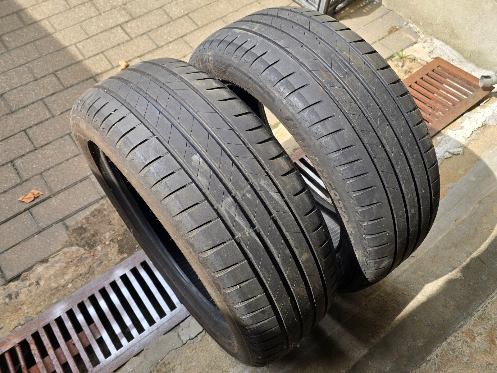 2x bridgestone Zomerbnden 235/50R19 99w dot3822 +-6mm, Ophalen, Gebruikt