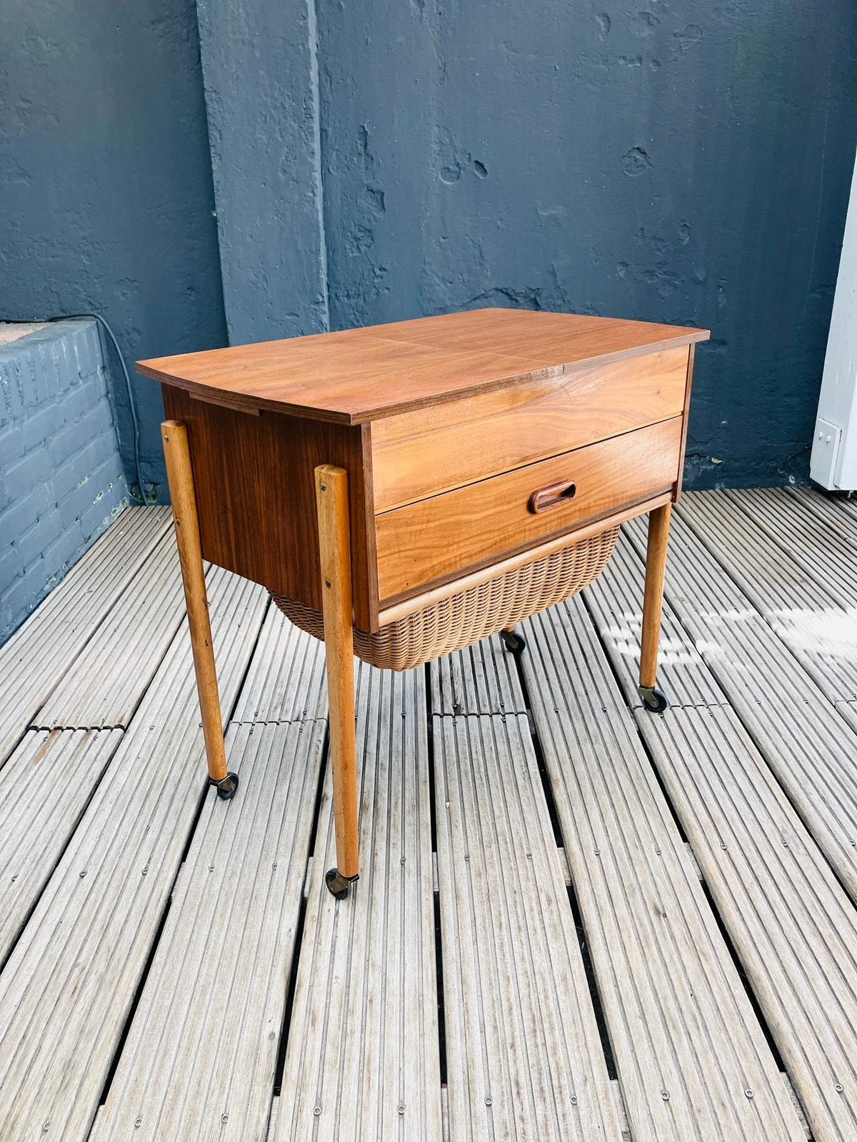 Vintage Naait tafeltje /bijzettafel /kastje / naaidoos. Teak, Huis en Inrichting, Tafels | Bijzettafels, Vintage, 55 tot 75 cm