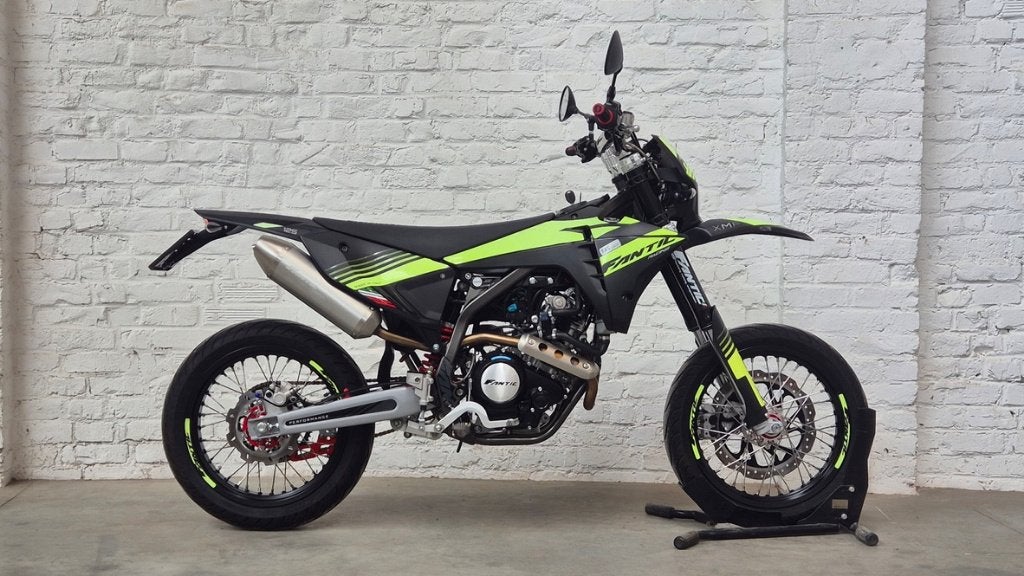 Fantic XMF 125 SM 11 kW A1 1300 km État neuf @motomobilia, Entreprise, Permis Moto A1 minimum, ABS, 1 cylindre
