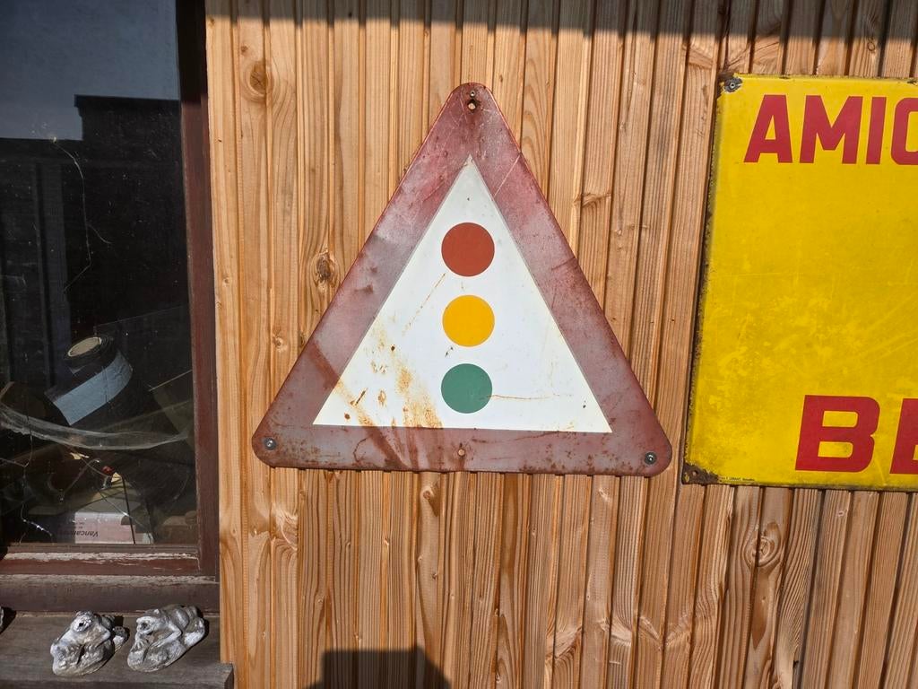 Mooi oude verkeersbord, Ophalen