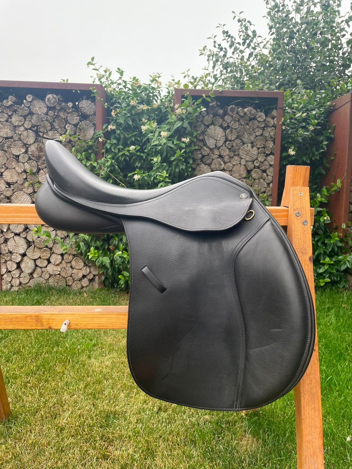 BR Rossini veelzijdigheidszadel., Animaux & Accessoires, Chevaux & Poneys | Selles, Siège semi-creux, Polyvalence, L (17.5 pouces)