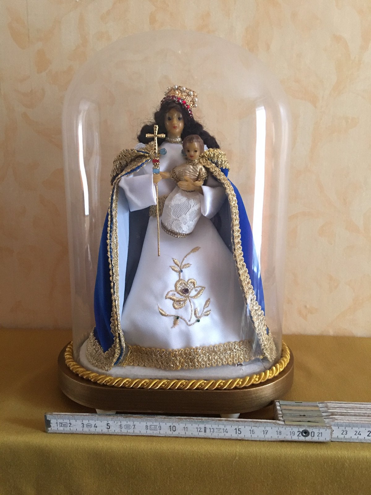 Deux madones avec enfant sous une cloche de verre, Enlèvement ou Envoi