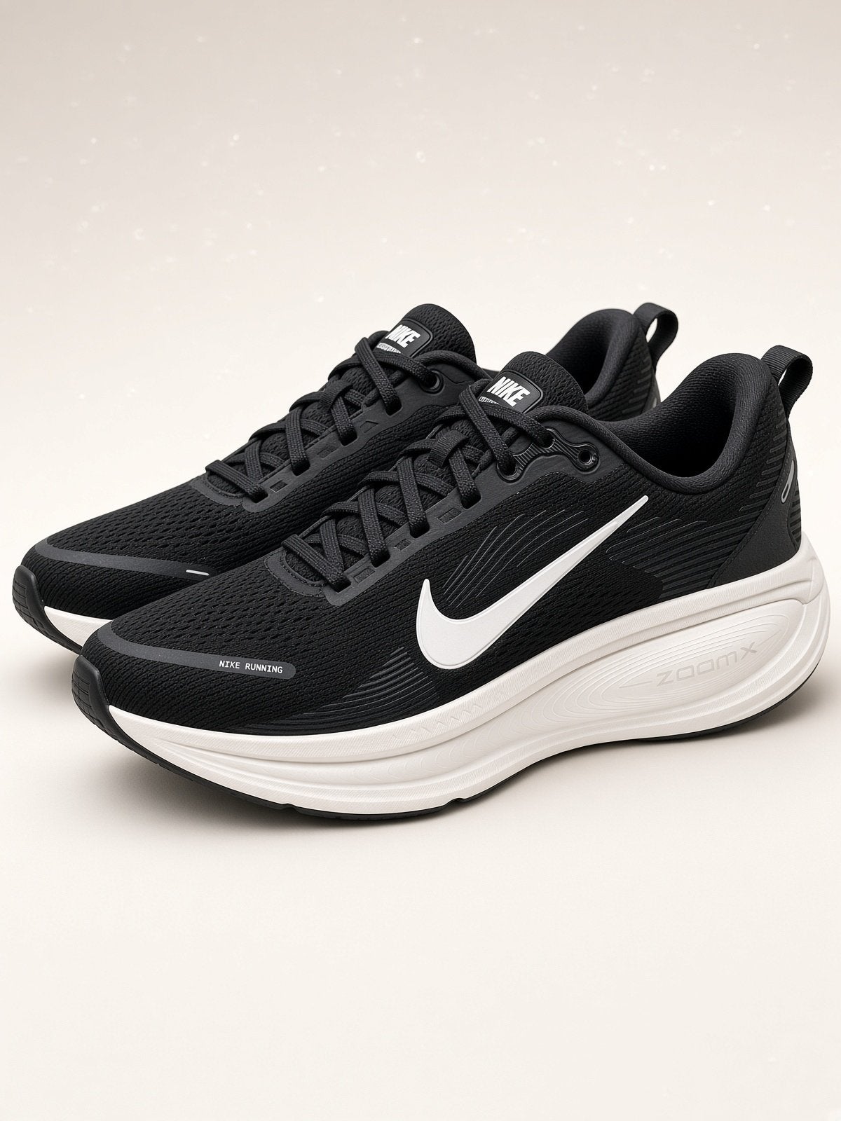Chaussures de course Nike Vomero 18 noir/blanc, Sports & Fitness, Course à pied, Chaussures de course à pied, Comme neuf, Enlèvement ou Envoi
