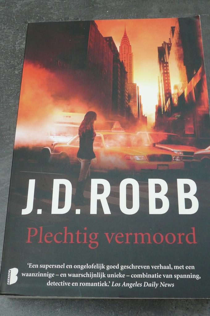 J.D. Robb : plechtig vermoord, Ophalen of Verzenden, Zo goed als nieuw, J.D. Robb