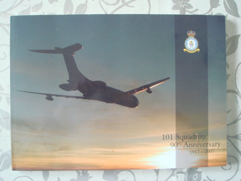 BOEK #31 - 101 SQUADRON 90TH ANNIVERSARY, Verzamelen, Ophalen of Verzenden, Luchtmacht, Boek of Tijdschrift