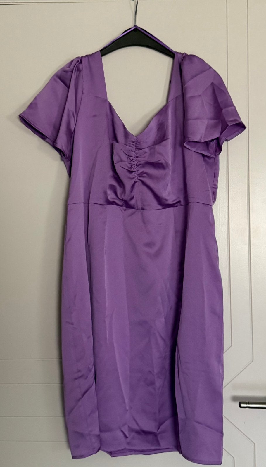 Prachtige nieuwe lila jurk (44), Kleding | Dames, Gelegenheidskleding, Ophalen, Nieuw, Maat 42/44 (L), Paars