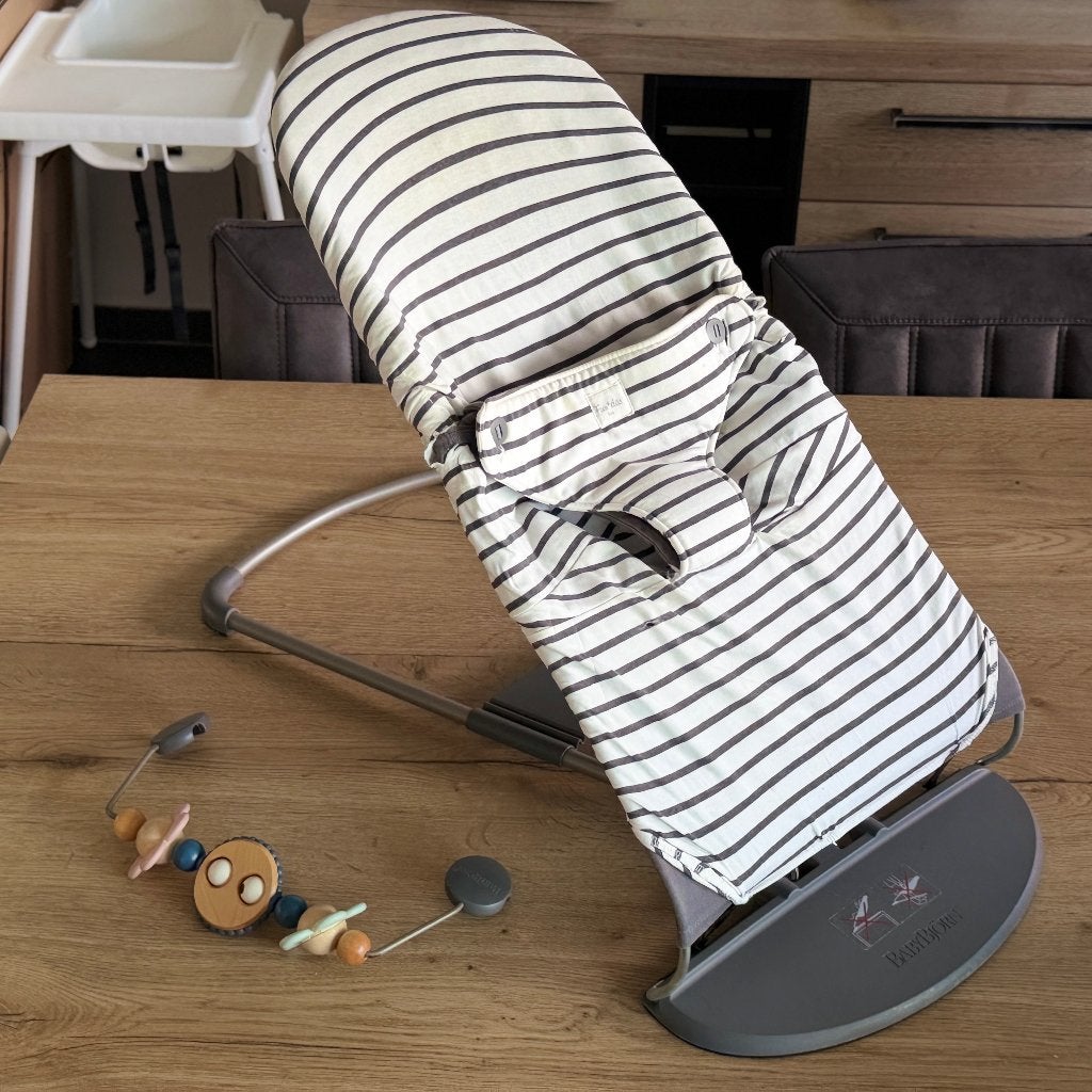 BabyBjörn Bouncer Bliss + houten speelboog + extra hoes, Enfants & Bébés, Relax bébé, Autres marques, Enlèvement, Utilisé, Avec ceinture(s)