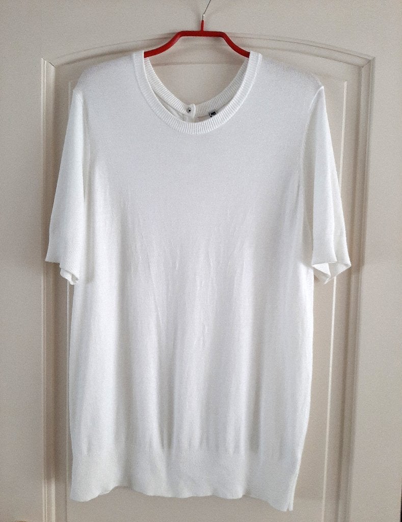Te koop:Mooie lange ecru t-shirt met knoopjes achteraan, XL, Wit, Maat 46/48 (XL) of groter, Ophalen of Verzenden, Zo goed als nieuw