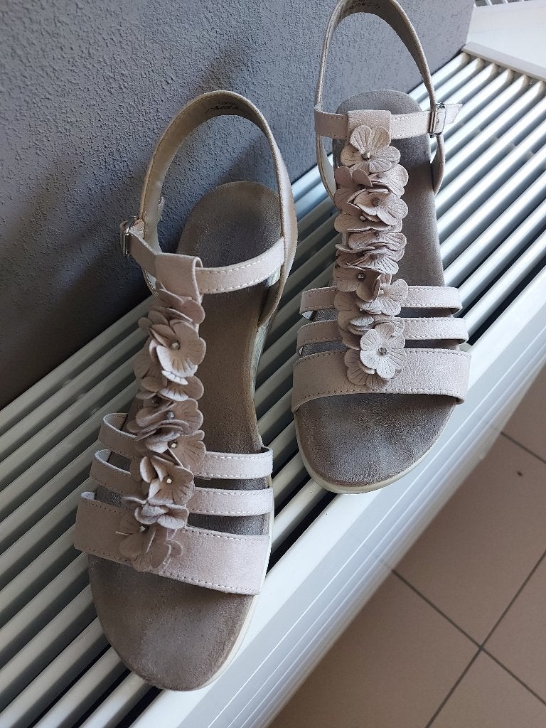Sandalen met sleehak en bloemetjes - maat 43, Kleding | Dames, Ophalen, Beige, Sandalen of Muiltjes, Zo goed als nieuw