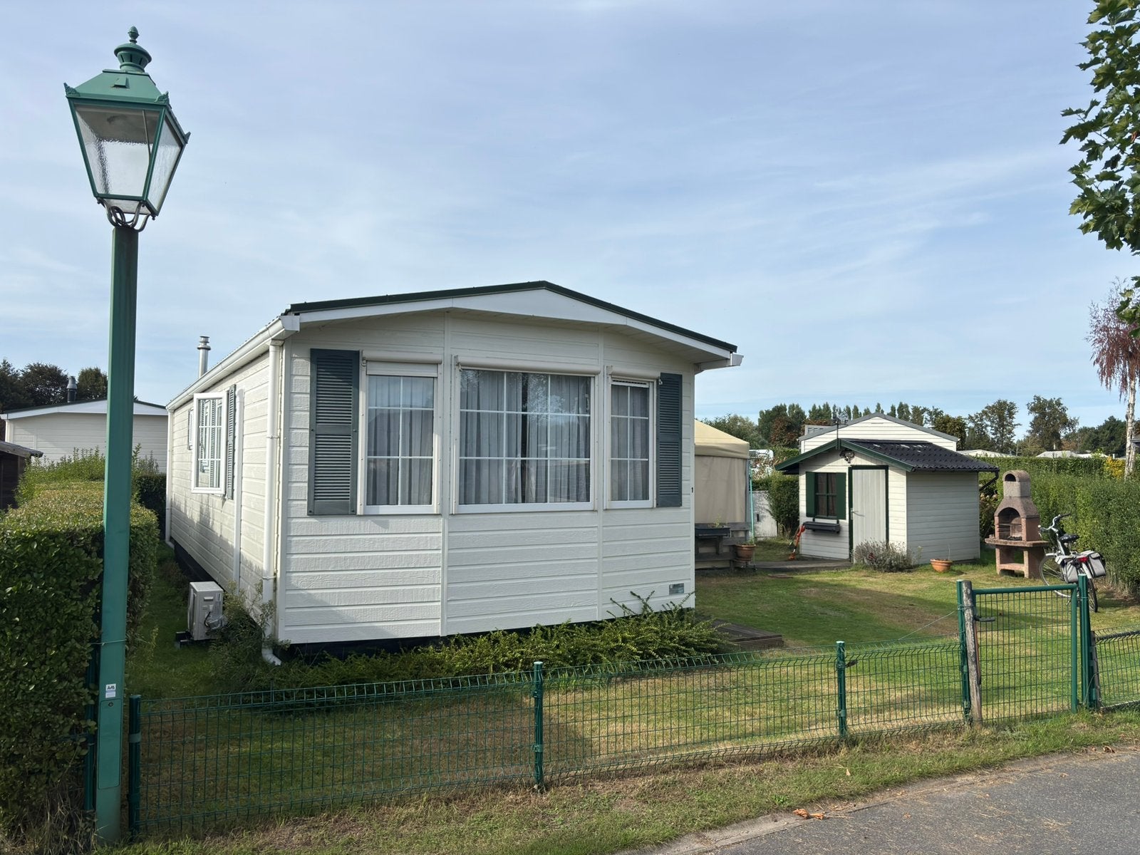 Mobil-home avec petit emplacement sur la plage, Caravanes & Camping