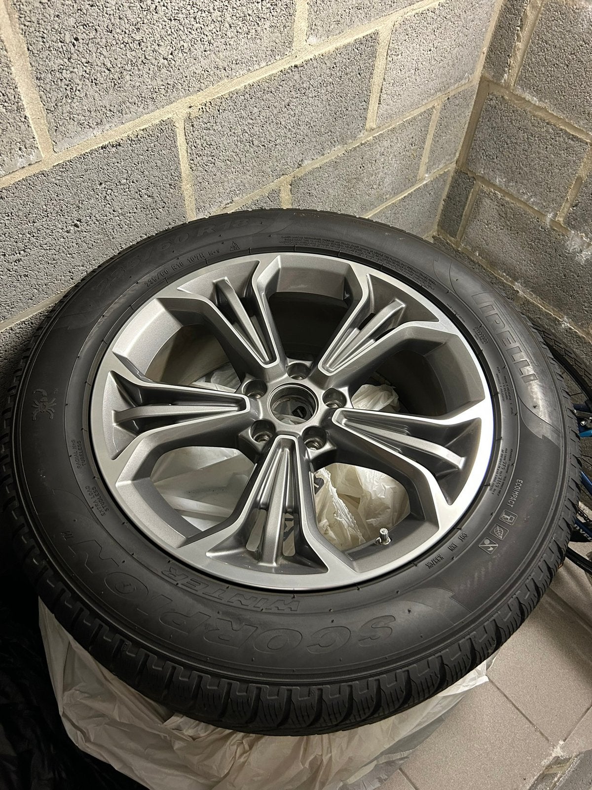 4 jantes alu état neuf + pneus hiver Pirelli, Autos : Pièces & Accessoires, Neuf, Pneus et Jantes, Pneus hiver, Véhicule de tourisme
