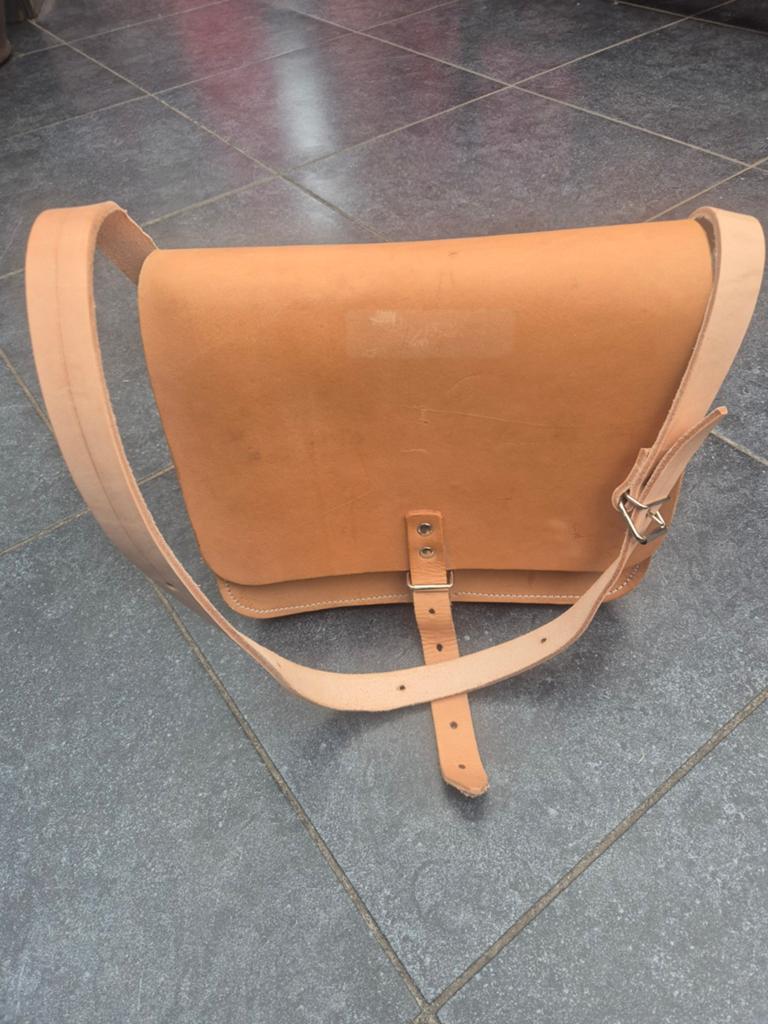besace artisanale en cuir, Enlèvement