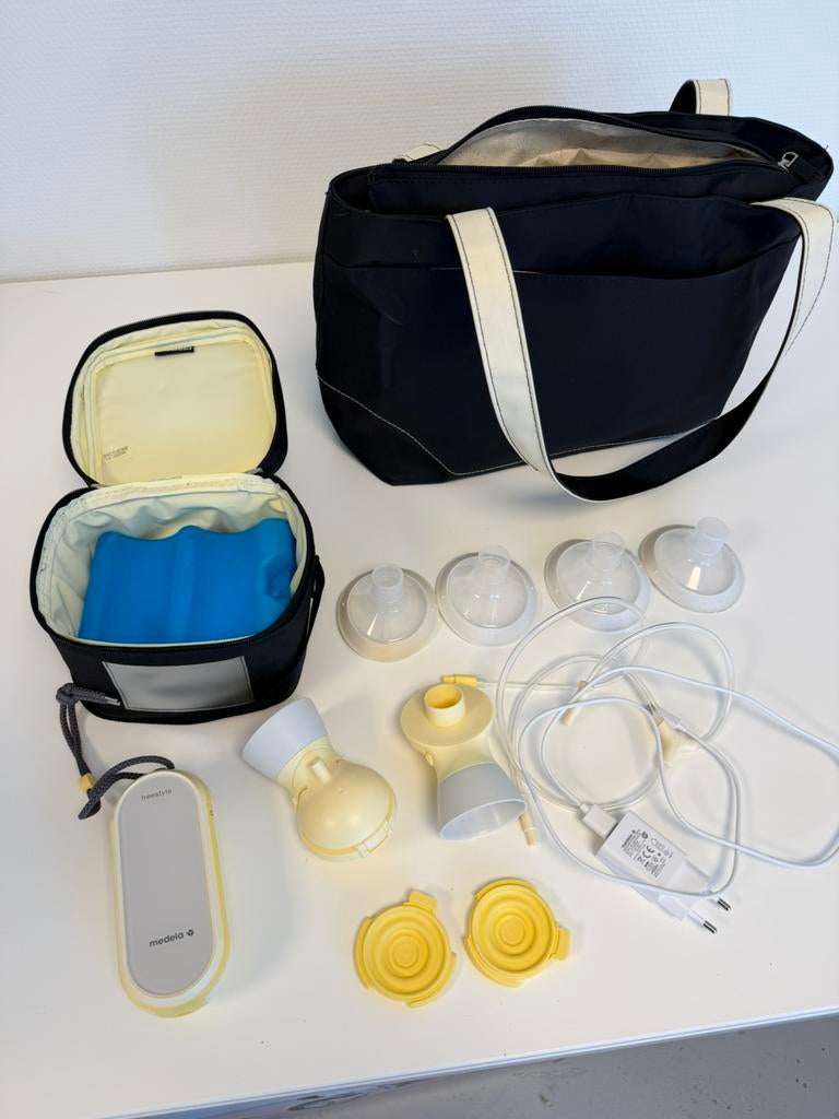Medela Freestyle Dubbele Elektrische Borstkolf Set met Tas, Ophalen of Verzenden, Zo goed als nieuw, Borstkolf
