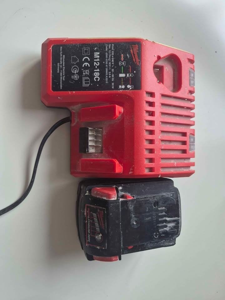 Batterie Milwaukee avec chargeur, Enlèvement, Utilisé, Autres types