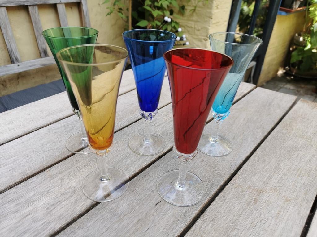 Set van 5 vintage gekleurde champagne flûtes Murano glas, Antiek en Kunst, Ophalen