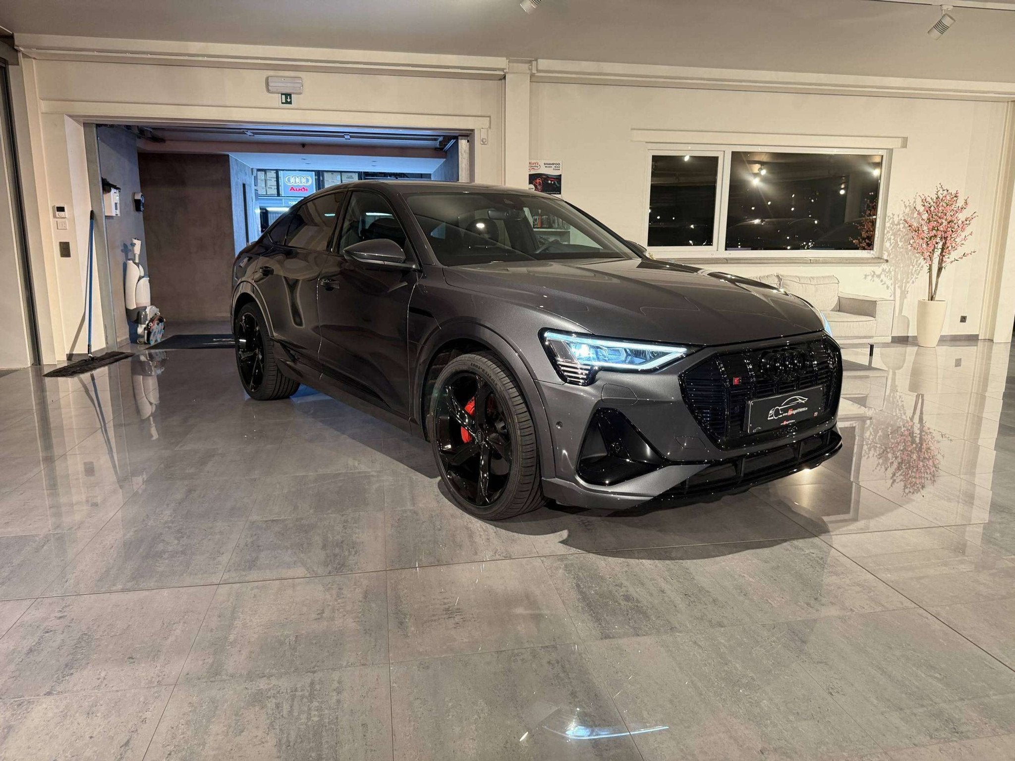 Audi Q8 e-tron SOLD BIJ GARAGE VRIENS YVES BV! (bj 2023), Auto's, Automaat, Gebruikt, Zwart, Elektrisch