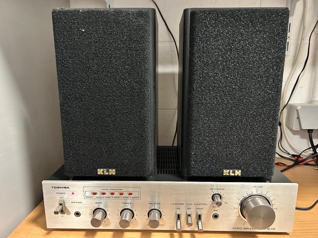 versterker Toshiba  en speakers KLH, Audio, Tv en Foto, Overige merken, Gebruikt, Ophalen of Verzenden, Minder dan 60 watt