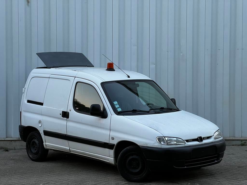 - Peugeot Partner - 1.9 Diesel - Lichtvracht - 51KW -Dakluik, Voorwielaandrijving, Stof, Zwart, 4 cilinders