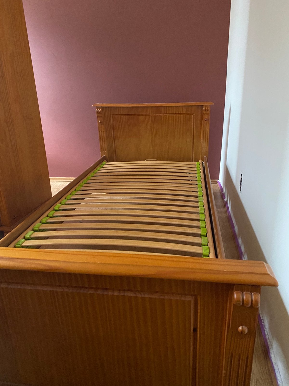 eenpersoonsbed (zonder lattenbodem), Huis en Inrichting, Slaapkamer | Bedden, Zo goed als nieuw, Eenpersoons, 90 cm, 200 cm, Hout