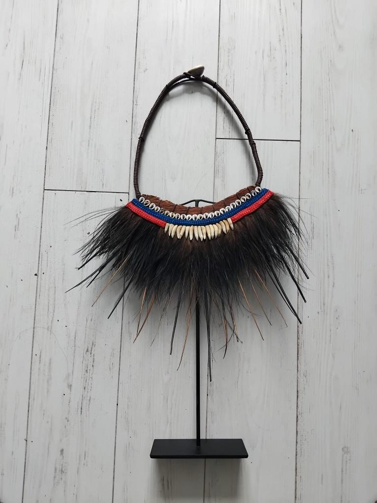 groot Papua halssnoer /lichaamsdecoratie - met staander, Antiek en Kunst, Ophalen of Verzenden