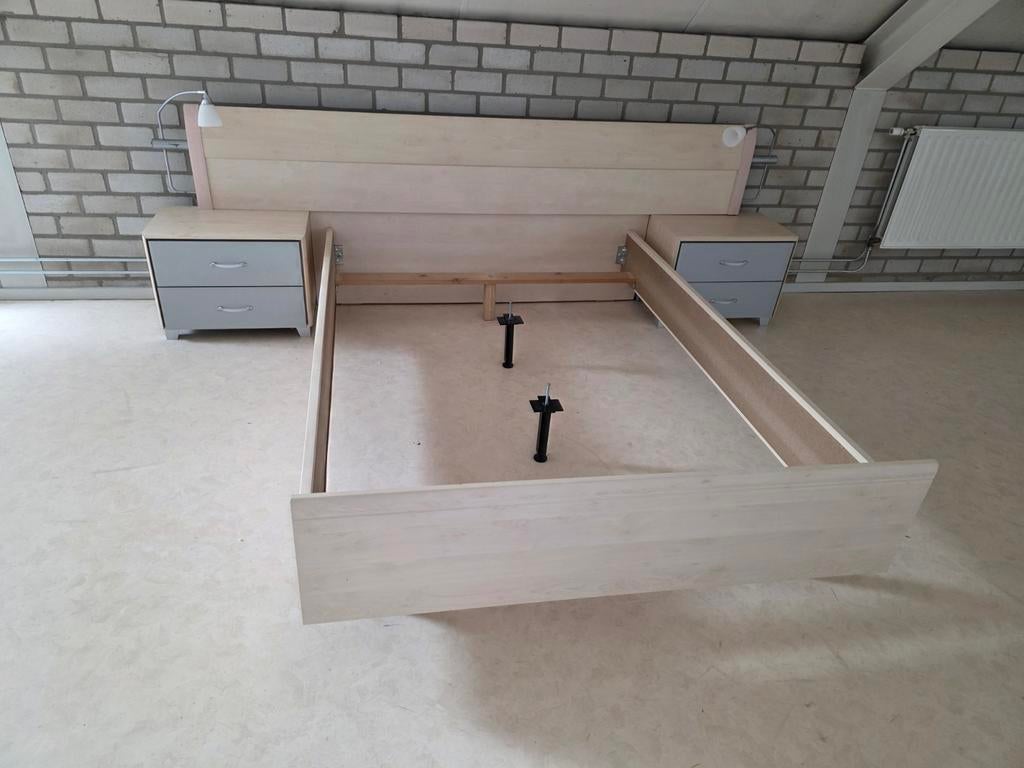 Dubbel bed met lattenbodems + evt matras nieuw ( 50 euro), Huis en Inrichting, Ophalen