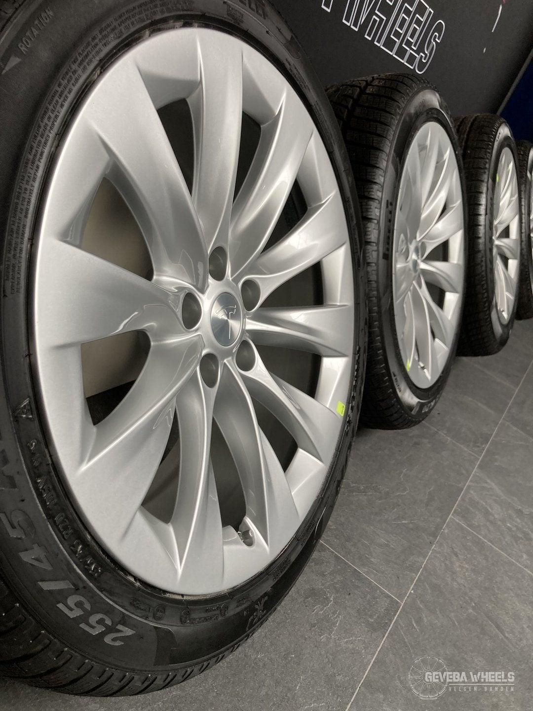 20” originele Tesla Model X velgen winterbanden NIEUW 5x120, Autos : Pièces & Accessoires, Pneus et Jantes, Pneus hiver, 255 mm