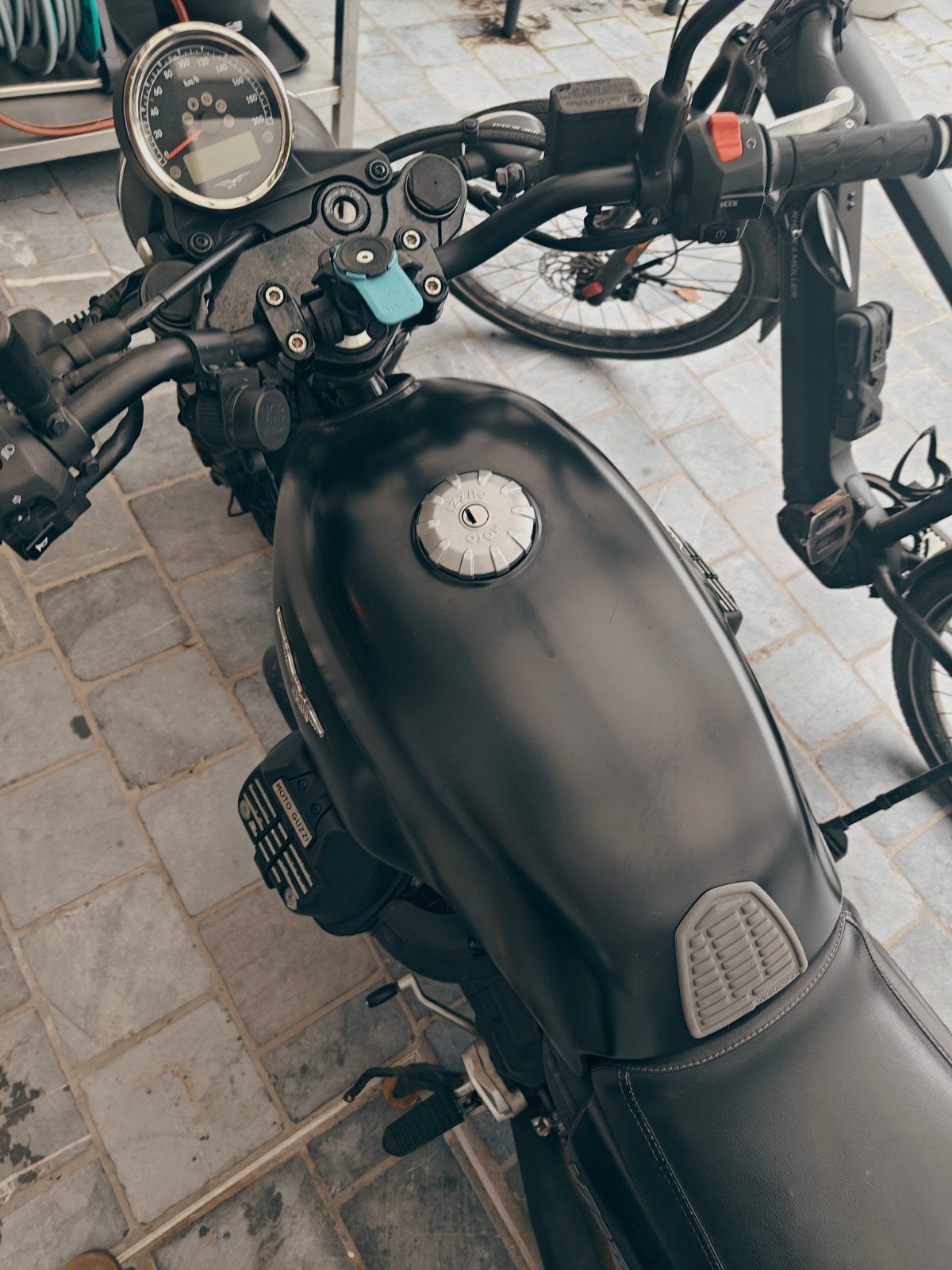 Moto Guzzy V7 iii Stone 2016, Ophalen
