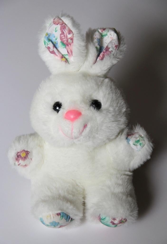 Wit pluche konijn knuffelkonijn met pastelgekleurde accenten, Ophalen of Verzenden, Zo goed als nieuw, Konijn
