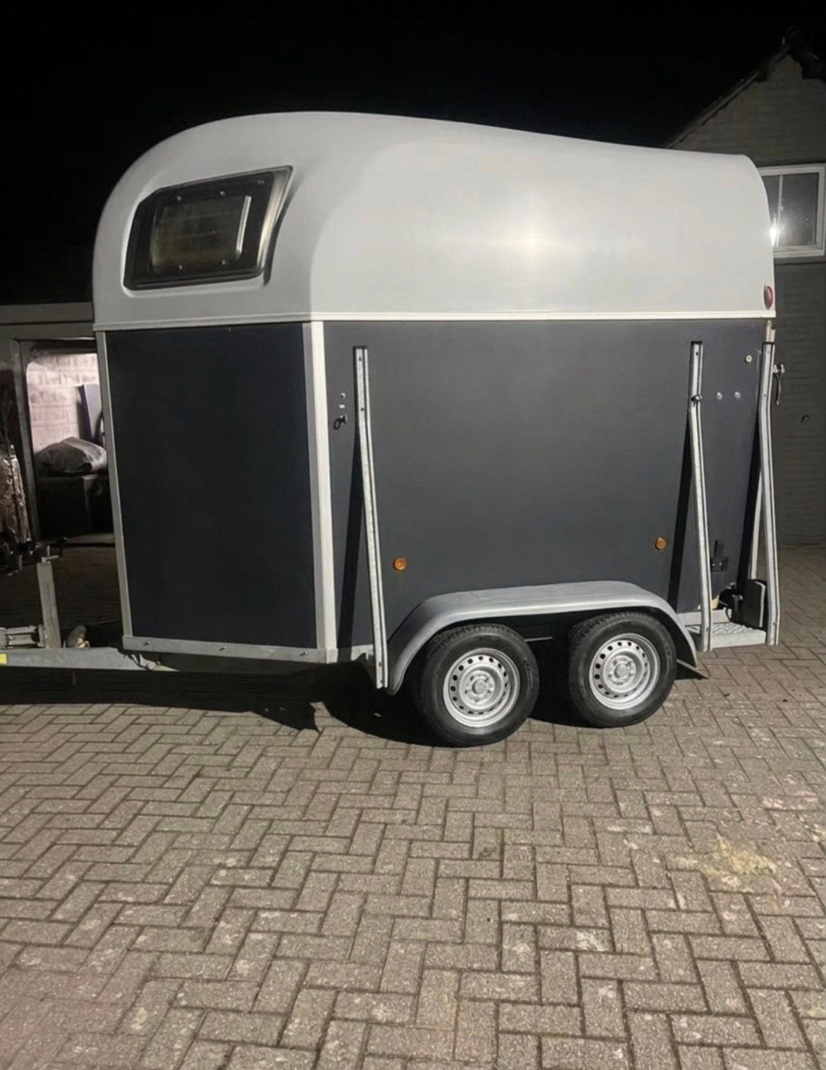 Saris 2 paardstrailer nieuw !!, Ophalen, Zo goed als nieuw, 2-paards trailer