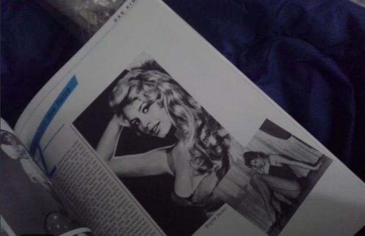 2 broches pin up, Livres, BD, Enlèvement ou Envoi