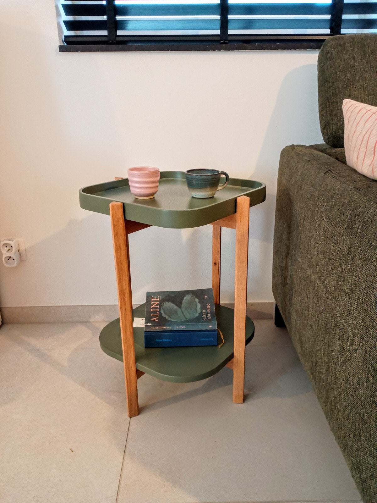 Bijzettafel olijfgroen en bruin, Huis en Inrichting, Tafels | Bijzettafels, Minder dan 55 cm, Zo goed als nieuw, Rechthoekig, Hout