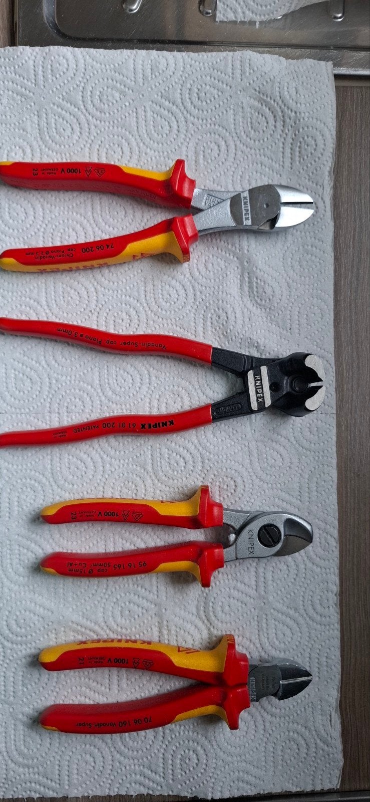 Set de 4 pinces Knipex VDE 1000 et coupe-tête Power
Tricot K, Bricolage & Construction, Outillage | Outillage à main, Enlèvement ou Envoi