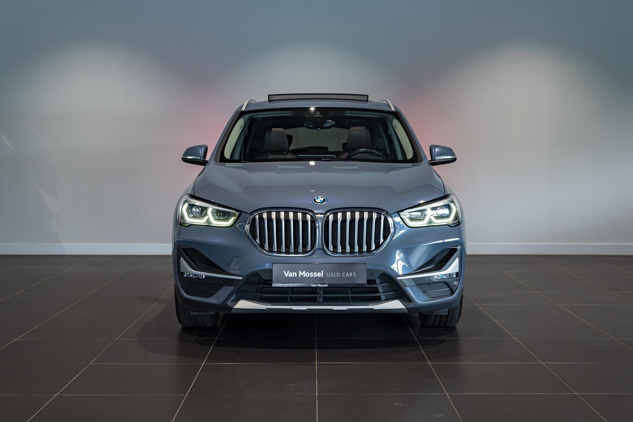 BMW X1 xDrive25e | PHEV 162kW | Camera | Panodak | Leder | H, Auto's, BMW, Stof, Gebruikt, https://public.car-pass.be/vhr/e89a973f-8baf-4557-a0ea-9cb2c612e5e3