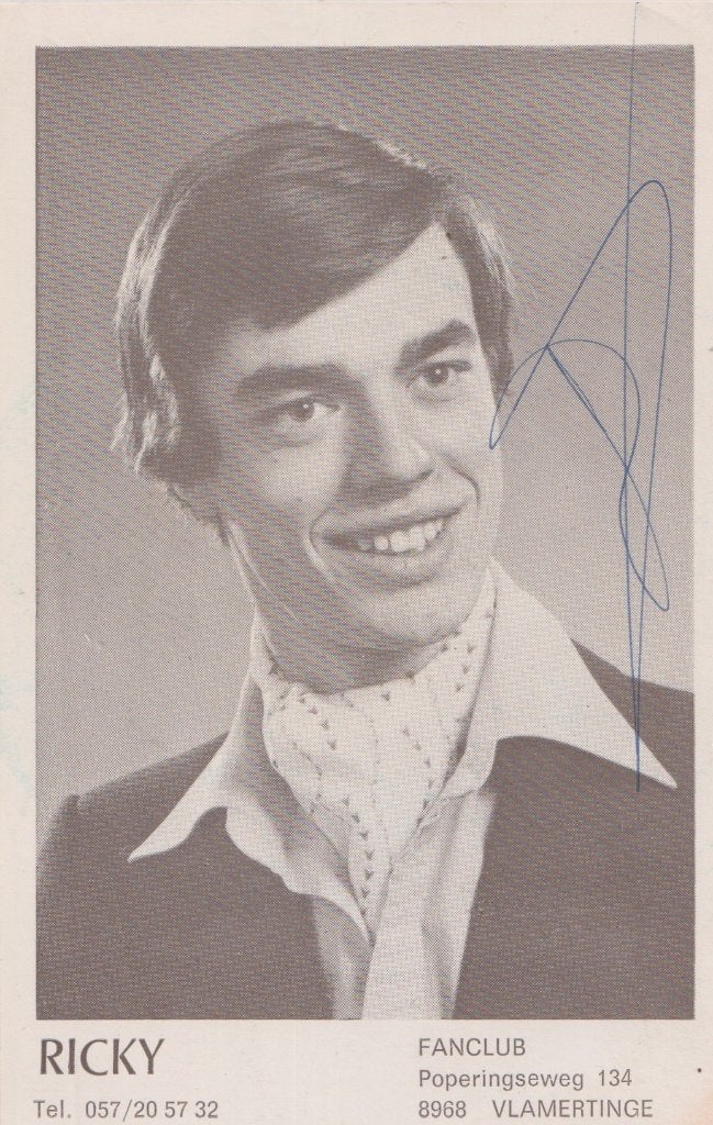 Foto / Postkaart  – Ricky - Gesigneerd - Muziek, Verzamelen, Muziek, Artiesten en Beroemdheden, Ophalen of Verzenden, Gebruikt