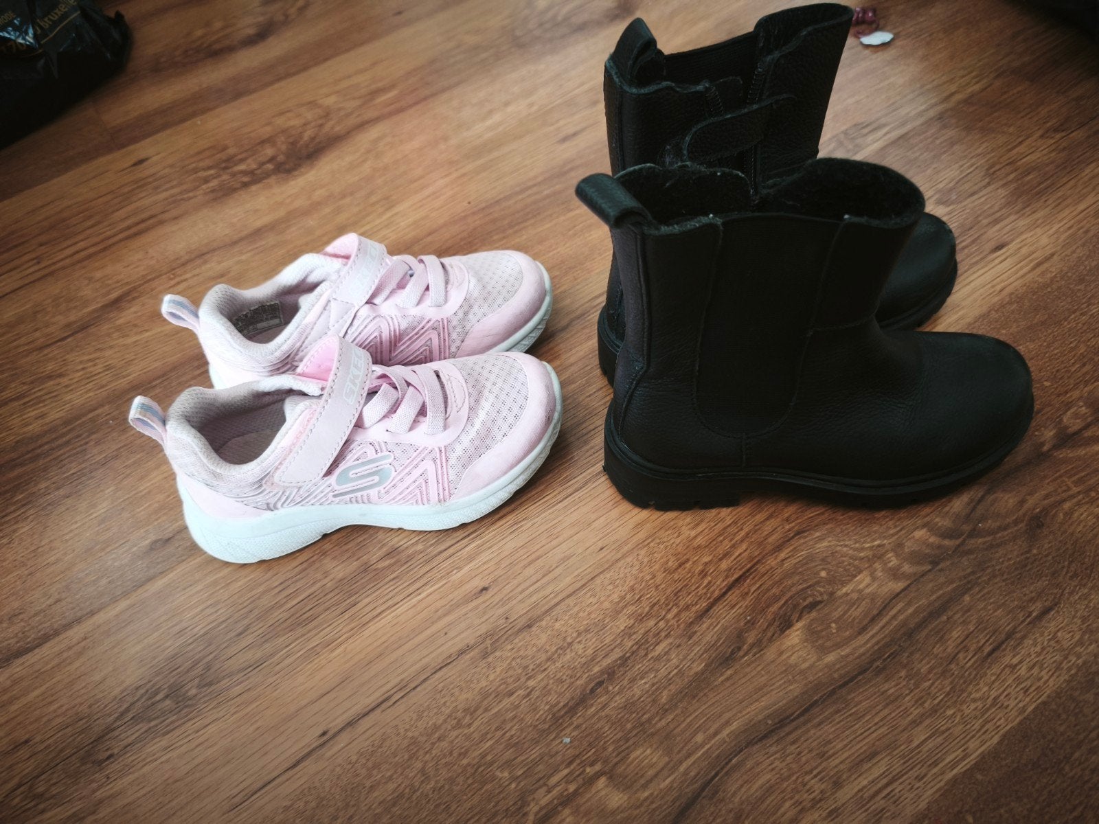 Sketcher taille 25 et bottes en cuir taille 26, Enfants & Bébés, Vêtements de bébé | Chaussures & Chaussettes, Enlèvement, Fille
