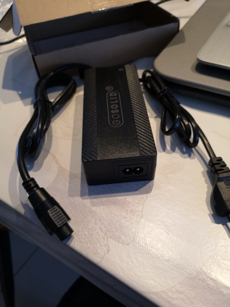 GO SOLID! Chargeur compatible E-Bike 42V 2A 5 pôles, Vélos & Vélomoteurs, Neuf