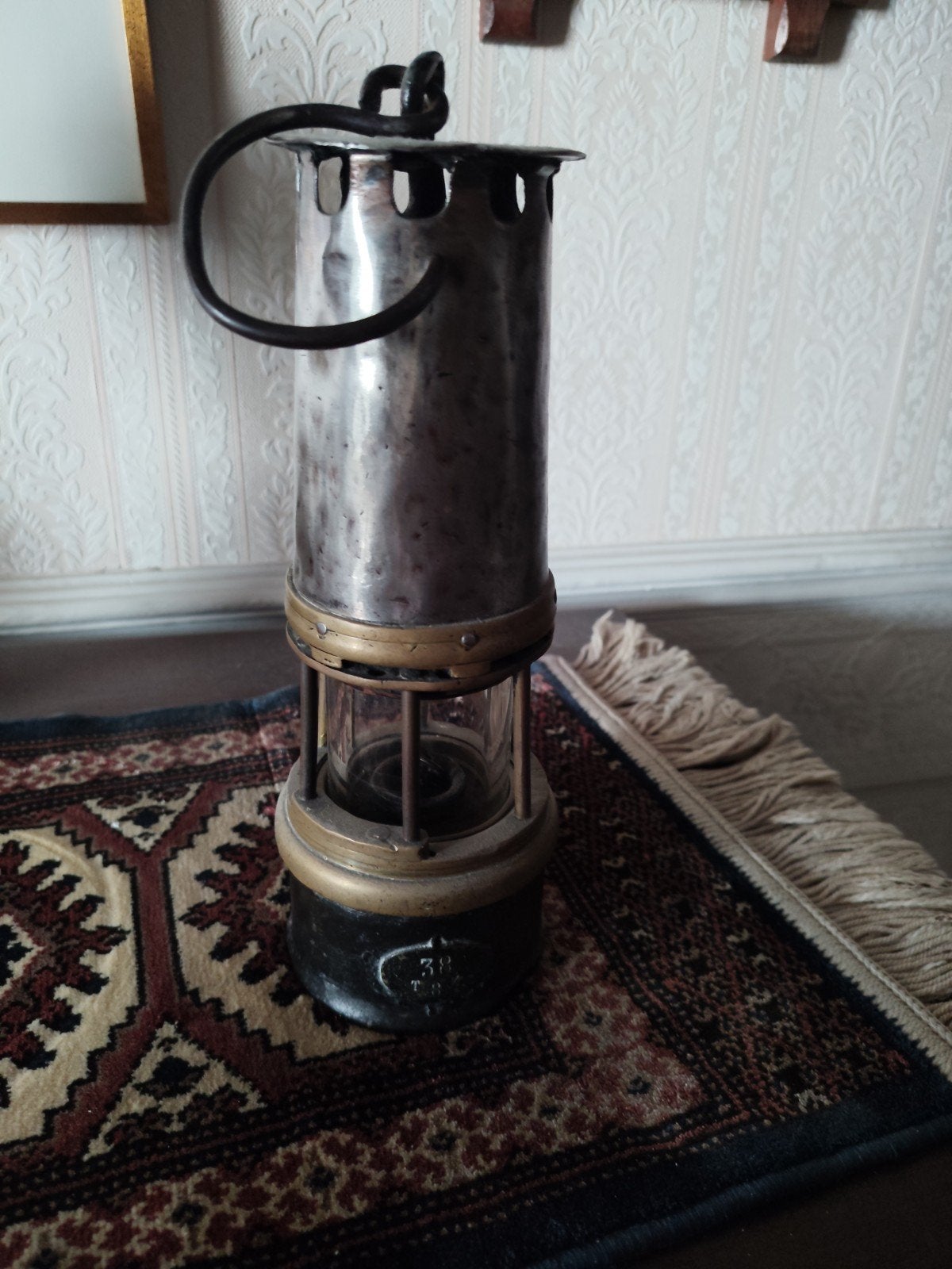 Antieke mijnwerkersveiligheidslamp, Ophalen