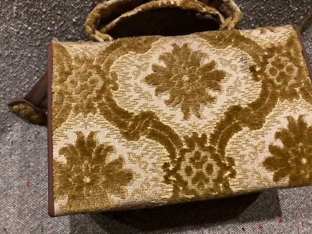 TROUSSE DE TOILETTE  EN VELOURS DORÉ '70S + CONTENU ORIGINAL, Bijoux, Sacs & Beauté, Enlèvement ou Envoi, Utilisé, Doré, Homme ou Femme