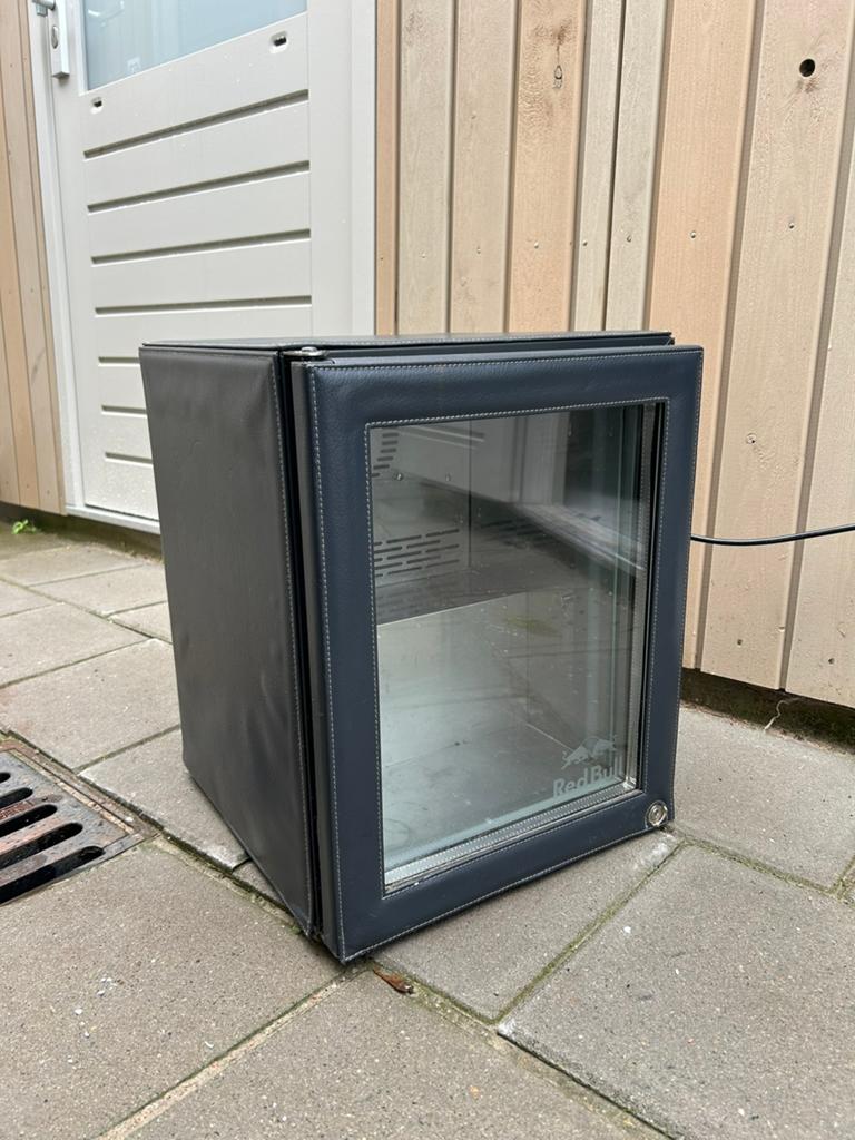 Red Bull mini koelkast / frigo (leren bekleding), Verzamelen, Merken en Reclamevoorwerpen, Ophalen of Verzenden, Gebruikt, Gebruiksvoorwerp