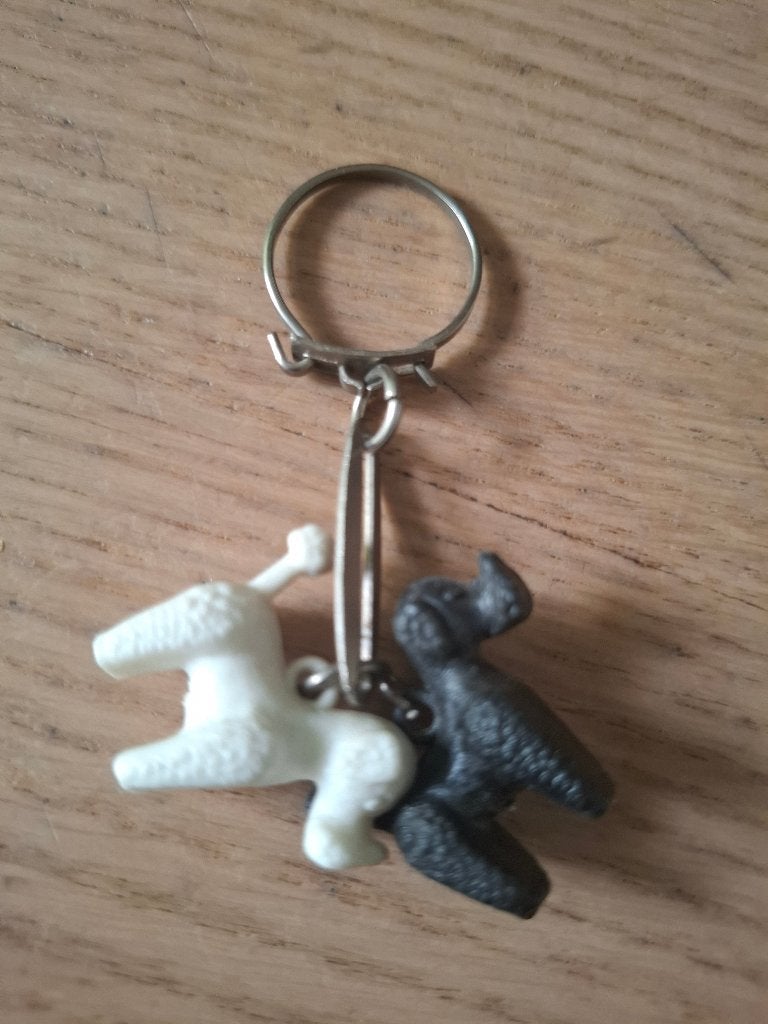 ancien Porte clefs plastique Caniches blanc et noir, Enlèvement ou Envoi, Utilisé