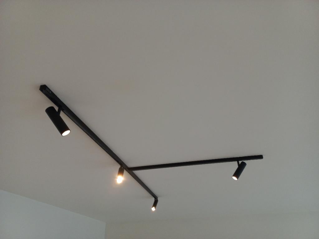 Mooie bijna nieuwe rail met spots onder garantie, Ophalen, Metaal of Aluminium, Zo goed als nieuw, Modern